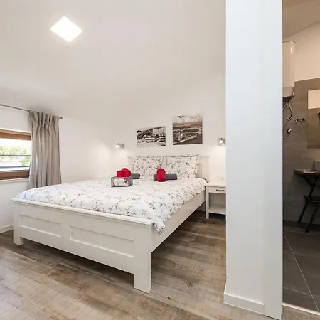 Apartment Fuer 4-5 Personen- 100m Vom Entfernt By Interhome